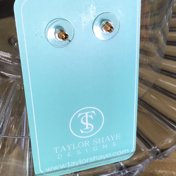 TAYLOR SHAYE EARRINGS❤️❤️ - Picture 3 of 3